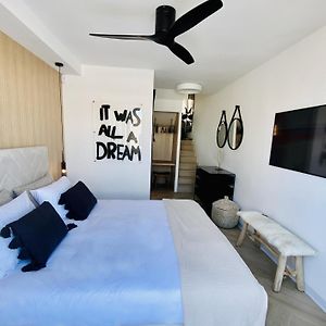 Palm Breeze Beachfront Suite
